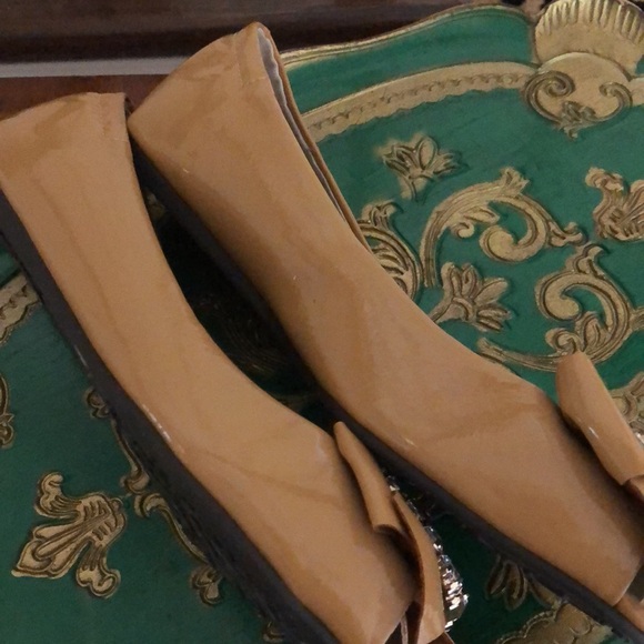 Adrienne Vittadini Tan flat Peep-Toe Shoes - Picture 4 of 8